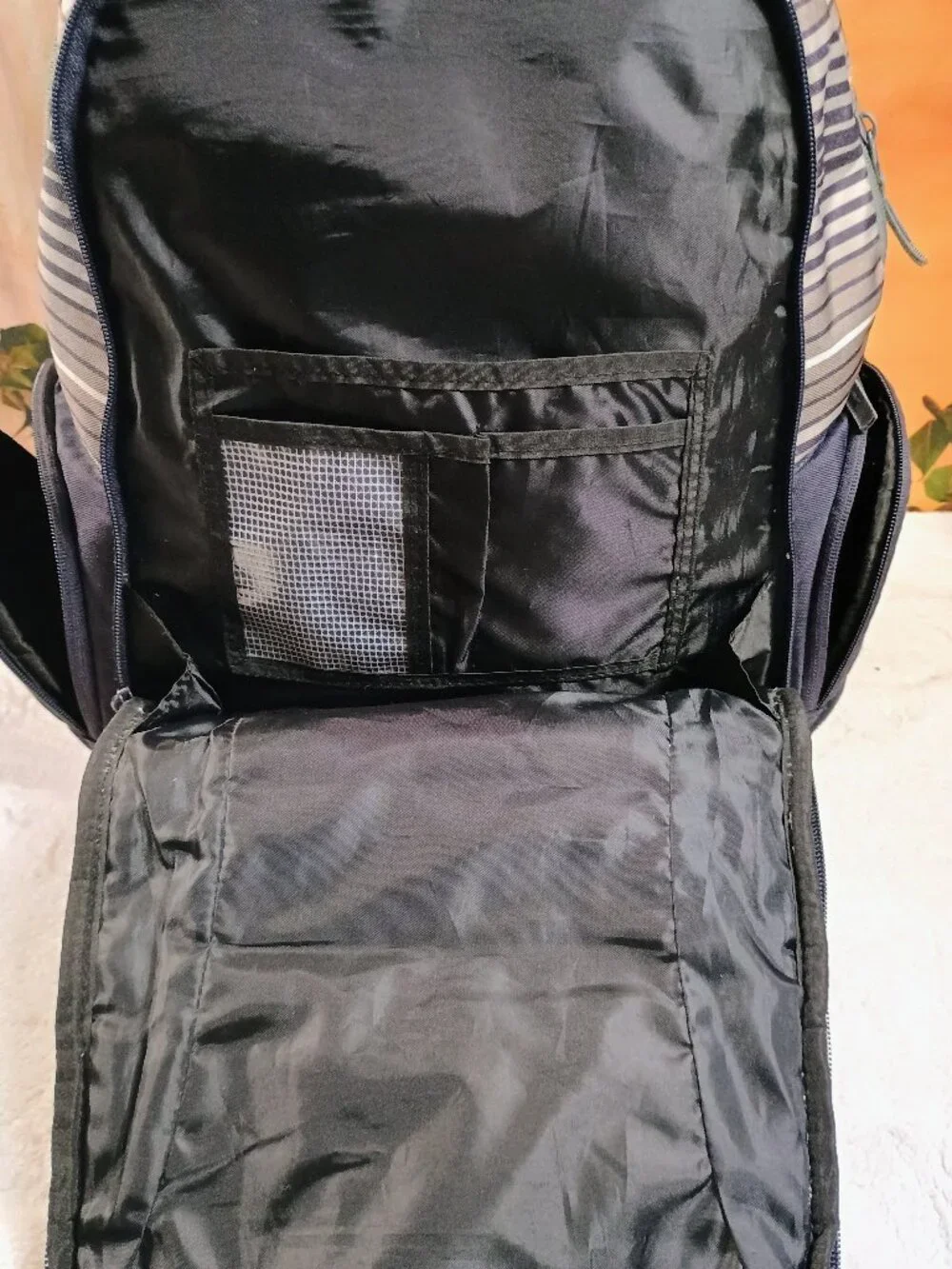 EUC VTG Skullcandy Navy Blue & Gray Striped Skateboard Backpack Tech Pocket